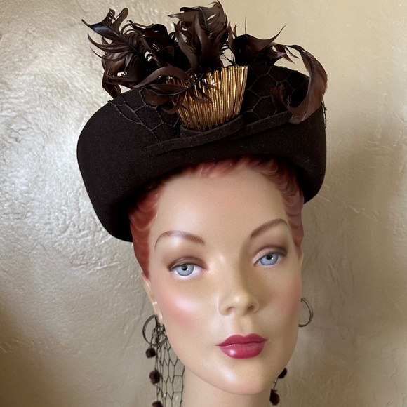 IMPRESSIVE 1940s\' BROWN FELT HAT WITH FEATHERS, GOLD TRIM + DOTTED VEILING main image 7